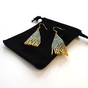 Pendientes de mujer, cuentas tejidas, verde y dorado Handmade Happiness - Product Image 1