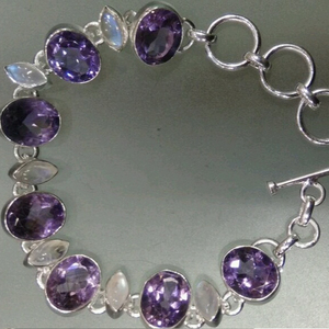 Elegante y lujosa pulsera de amatista y plata esterlina, piedras preciosas naturales, belleza para fiestas con detalles en diamantes y perlas - Product Image 2
