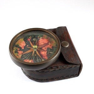 Brújula direccional náutica pulida de latón hecha a mano, estuche de cuero de transporte, accesorio de bolsillo marino, aniversario antiguo de Calyron - Product Image 4