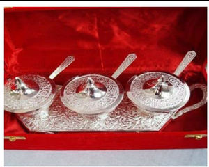 ชุดถาดและชามเครื่องใช้ทองเหลืองพร้อมช้อน (สีเงิน) - Product Image 1