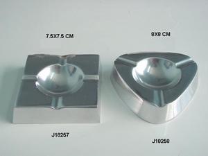 Cendrier en aluminium coulé carré et triangulaire en finition polie, également disponible en finition mate et en nickel, artisanat métallique - Product Image 2