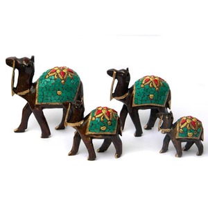 Nuevo Diseño de Estatuas de Camello de Madera Hechas a Mano Estilo Occidental, Juego de 4 Piezas con Incrustaciones de Turquesa y Perla, Decoración Minimalista para Centros Comerciales - Product Image 1