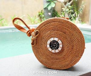 กระเป๋าสะพายทรงกลมสำหรับผู้หญิง,กระเป๋าหวายฟางแฮนด์เมดแบบเต็มรูปแบบพร้อมจี้เปลือกหอยสำหรับตกแต่ง - Product Image 3
