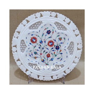 Plaque de forme ronde incrustée de marbre blanc de conception de sculpture à la main la plus attrayante pour la décoration intérieure et les cadeaux de mariage - Product Image 1