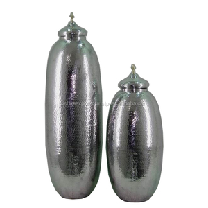 Juego de 2 grandes jarrones modernos de metal de aluminio martillado para exhibición de piso de sala de estar - Product Image 1