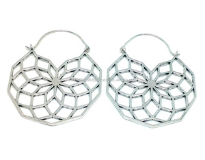Boucles d'oreilles créoles en laiton plaqué argent léger en forme de fleur coupe travail pour les femmes fête porter des Offre Spéciale - Product Image 1