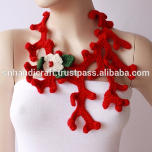 Écharpe de Noël au crochet, bijoux au crochet, pendentif au crochet, collier au crochet, bonheur fait main - Product Image 1