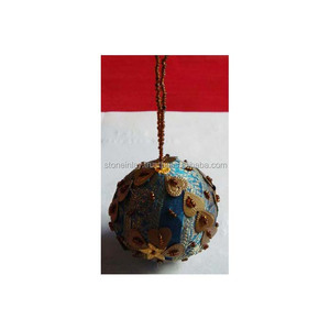 Décorations de Noël brodées à la main - Product Image 1