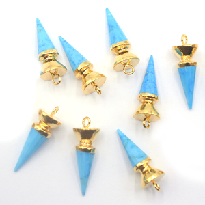 Howlita de 26 a 28 mm con colgante chapado en oro con forma de punta de fianza - Product Image 1