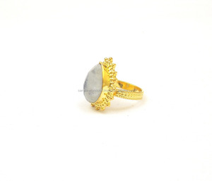 Pierre précieuse de pierre de lune arc-en-ciel blanche avec cadeau de mariage fantaisie en forme de poire plaqué or pour sa bague - Product Image 3