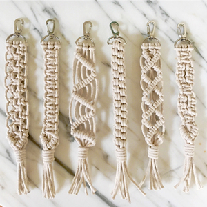 Llavero de Macramé Hecho a Mano con Cuerda 100% Algodón - Product Image 1