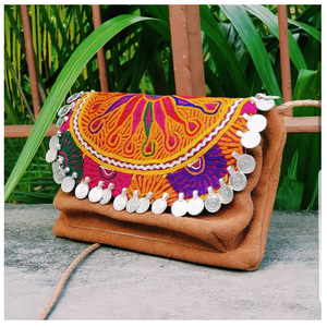 Pochette bandoulière en cuir véritable brodé, faite à la main, avec fermeture éclair et rabat ouvert - Product Image 2
