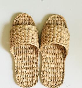 Paille tissée en fibres naturelles Chausson d'été et d'hiver chaud et léger pour la maison - Product Image 1