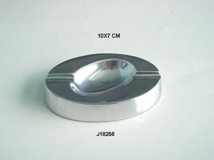 Cendrier en aluminium coulé carré et triangulaire en finition polie, également disponible en finition mate et en nickel, artisanat métallique - Product Image 3