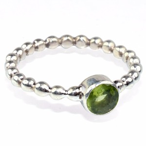 Bague en argent sterling 925 Shri Ashapura Jewels avec péridot vert serti, forme élégante et ravissante, style bohème chrétien, troisième marque - Product Image 1