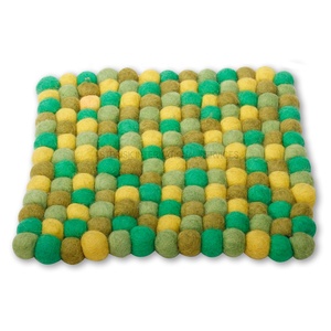 แผ่นรองแก้วทำมือจากขนสัตว์นิวซีแลนด์ 100%  ขนาด 20 ซม. หลากสี  แบบปอมปอม  เป็นมิตรกับสิ่งแวดล้อม  ขายส่งพรมปูพื้นและชุดแผ่นรองแก้ว - Product Image 1