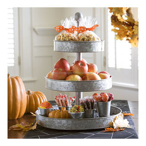 แท่นโชว์3-Tiered สีทองโลหะชุบสังกะสีแท่นวางเค้กสไตล์ใหม่สำหรับงานแต่งงานงานเลี้ยงวันเกิดถ้วยเค้กคุกกี้ผลไม้ - Product Image 1