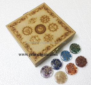 Boîte gravée avec mandala de chakra et ensemble de disques de chakra en orgone |   Ensemble de chakras 2018 dernier cri à vendre - Product Image 1