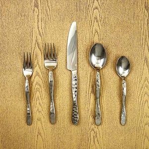 Juego de cubiertos de acero inoxidable con mango rústico negro martillado torcido de extremo ovalado en caja de regalo Juego de cubiertos elegante - Product Image 5