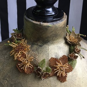   Collar Artesanal de Cobre con Guirnalda de Flores Estilo Boho Campestre - Product Image 1
