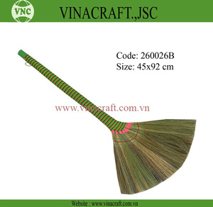 Escoba de paja suave estilo vietnamita, palillo recogedor de plástico de PVC de madera de bambú con cabeza de hierba embalado en bolsa - Product Image 3