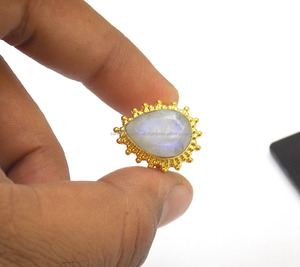 Pierre précieuse de pierre de lune arc-en-ciel blanche avec cadeau de mariage fantaisie en forme de poire plaqué or pour sa bague - Product Image 5