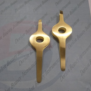 Pinces à épiler professionnelles à large prise, plaquées or, inclinées, en gros, marque privée - Product Image 1