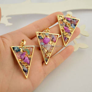 Collar con colgante Druzy de ágata multicolor Unisex, diseño de bucle en forma de V hecho a mano con cuentas de latón para regalo de boda y fiesta - Product Image 1