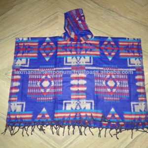 Poncho Indio con Capucha Unisex para Invierno, Mezcla de Estampados y Colores - Product Image 5