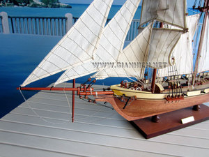 Maquette de bateau HARVEYE en bois naturel fini pour mariage ou cadeaux de Noël Maquette de bateau à voile artisanale - Product Image 2
