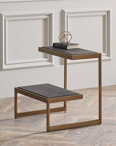 Mesa auxiliar moderna con estructura metálica, diseño de dos niveles y elegante tablero negro que ofrece estilo duradero y funcionalidad que ahorra espacio. - Product Image 2