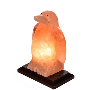 Lampe à sel fantaisie en forme de pingouin avec Base en bois et cordon électrique-entreprises siennes - Product Image 1