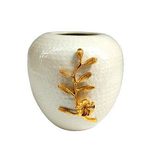 Vase de sol avec feuilles de fleurs dorées Vase à fleurs en aluminium martelé blanc brillant - Product Image 1