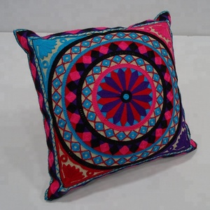 Nouvel arrivage 2022 housse de coussin brodée à la main indienne 18x18 pouces housse de coussin décorative brodée à la main personnalisée - Product Image 2