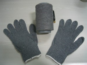 Polialgodón reciclado ecológico NE 6s hilado Gris Carbón para guantes de tejer - Product Image 5