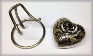 Mini urna de cremación en forma de corazón, suministros funerarios de mariposa y tactil, Brassworld, India - Product Image 5