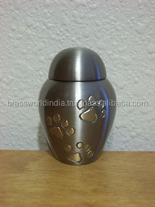 Urne funéraire pour bébé en laiton massif de style américain par Brassworld India - Product Image 3