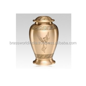 Urna funeraria de latón con grabado de Ángel de estilo americano de Brassworld India para cremación de adultos-Material de madera y metal - Product Image 1