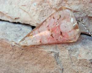Meilleure vente Ross Quartz Orgone Pendule Feng Shui Rose Quartz Orgonite Mascotte pour la protection EMF Pierre semi-précieuse Artisanat - Product Image 3