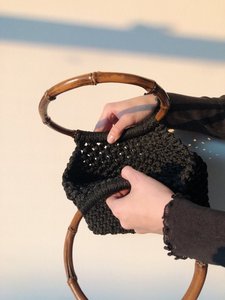 Bolso tejido negro estilo señora con asa circular de Bambú - Product Image 3