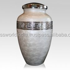 Urna funeraria de latón con grabado de Ángel de estilo americano de Brassworld India para cremación de adultos-Material de madera y metal - Product Image 4