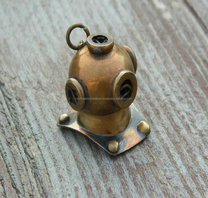 Llavero con colgante de casco de buzo de latón náutico, llavero con casco de buceo Vintage en miniatura, regalo marítimo hecho a mano para hombres - Product Image 1