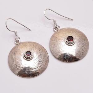 Admirable forma redonda granate rojo 925 pendientes de plata esterlina sólida joyería hecha a mano al por mayor pendientes de plata fina - Product Image 1