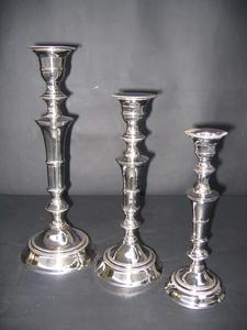 Juego de 3 candelabros de metal hechos a mano de aluminio plateado de calidad superior, candelabros elegantes para decoraciones navideñas de boda - Product Image 2