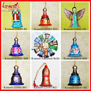 Adornos navideños de madera pintados a mano, Campana decorativa en color negro y personalizado - Product Image 6