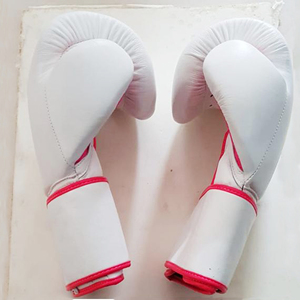 Guantes de Boxeo Profesionales de Cuero Vacuno de Primera Calidad, Blancos y Rosas, con Logotipo Personalizado y Tallas de 8oz a 16oz - Product Image 3