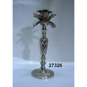 Soporte de vela de aluminio fundido artesanal indio con esmalte brillante - Product Image 1