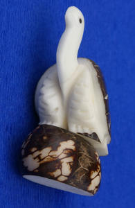 Figura de Tortuga de Madera Blanca Tallada a Mano Estilo Art Deco Ecuatoriano, Recuerdo Étnico de Nuez de Tagua - Product Image 3