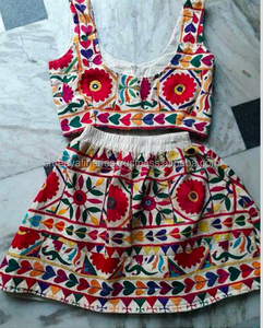 Banjara-falda y Top de tela bordada a mano, Vintage - Product Image 2