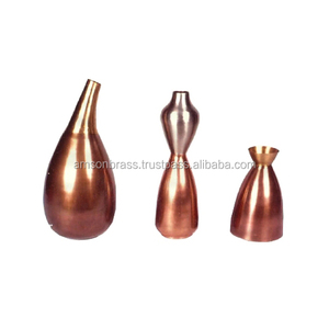 Ensemble de 3 vases à fleurs en métal antique de couleur dorée et base Vaisselle en métal de taille personnalisée - Product Image 6